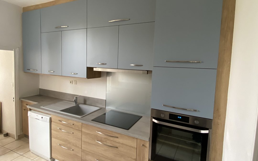Cuisine en mélaminé bleu et décor bois