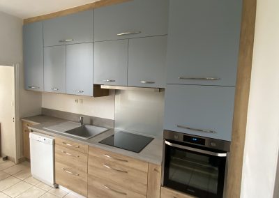 Cuisine en mélaminé bleu et décor bois