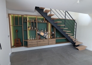 Agencement mural sous-escalier