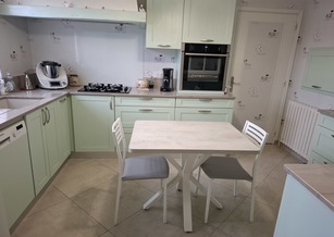 Cuisine en médium et chêne massif laqués avec façades de type “cadre” et verrière