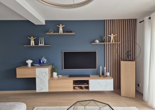 Agencement de salon-TV avec claustra chêne massif et socle bois